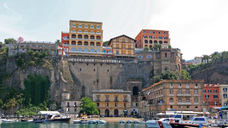 Marina Piccola oltre i traghetti: Sorrento vista dal basso