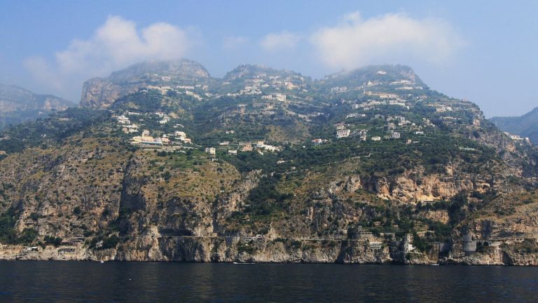 Furore alto: il borgo dipinto oltre la foto del fiordo