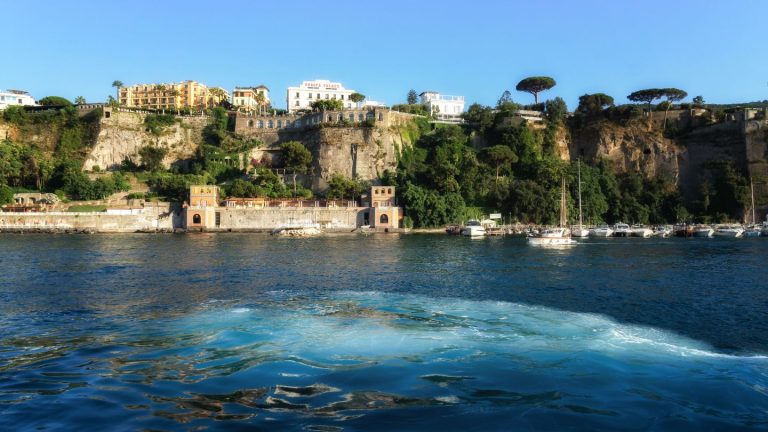 La falesia di Sorrento: perché la città sembra sospesa sul mare