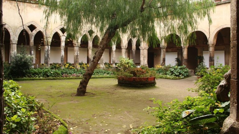 Chiostro di San Francesco: come leggere archi e colonne