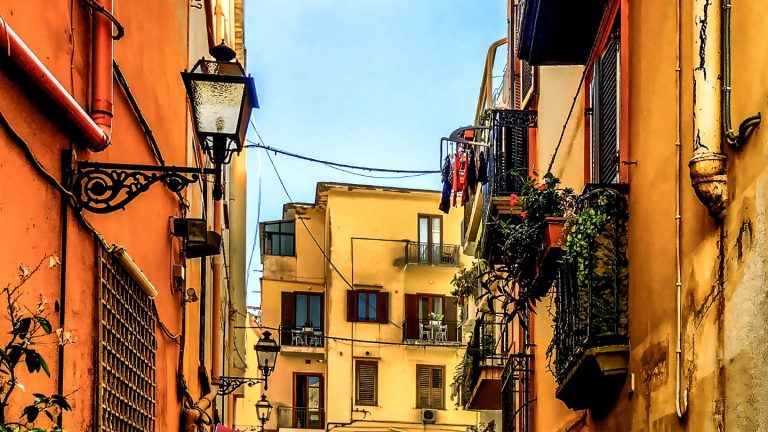 Via della Pietà a Sorrento: palazzi e Medioevo nascosto