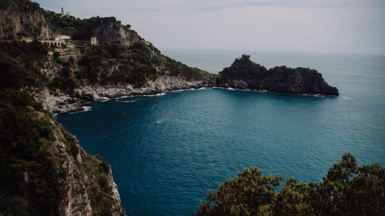 Praiano al tramonto senza correre: dove fermarsi davvero