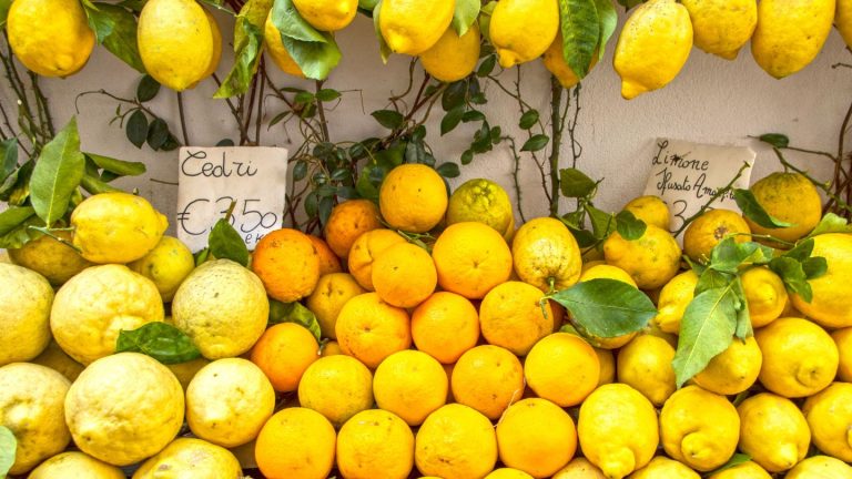 Cosa comprare ad Amalfi: carta, limoni e souvenir che hanno senso